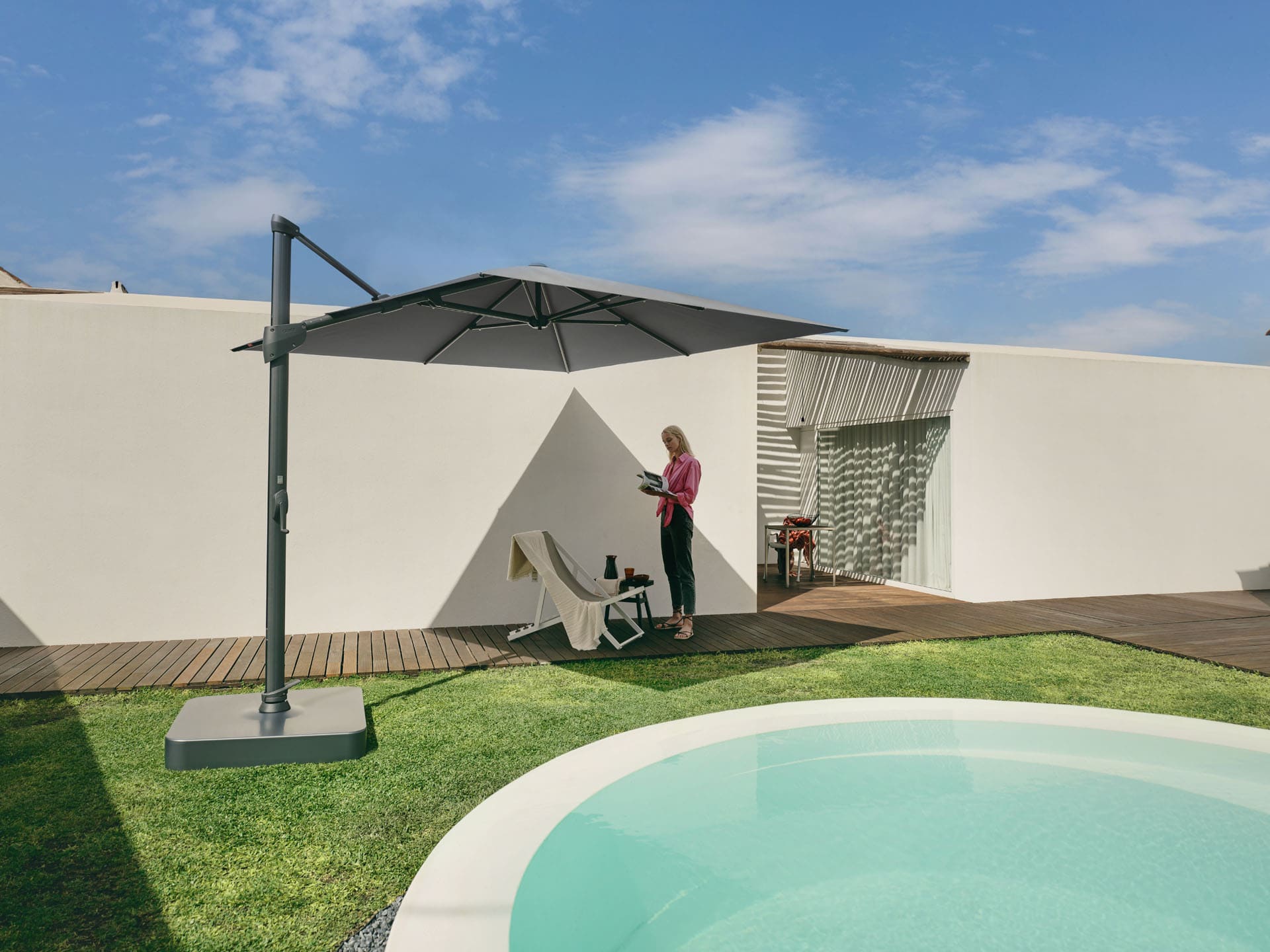Glatz grauer Sonnenschirm Fortano am Pool