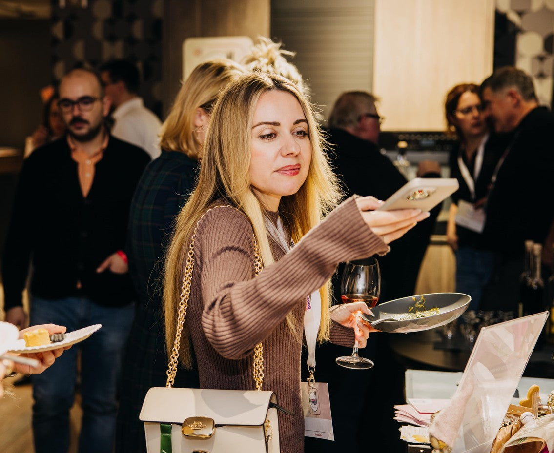Junge, blonde Frau beim Influencer Event