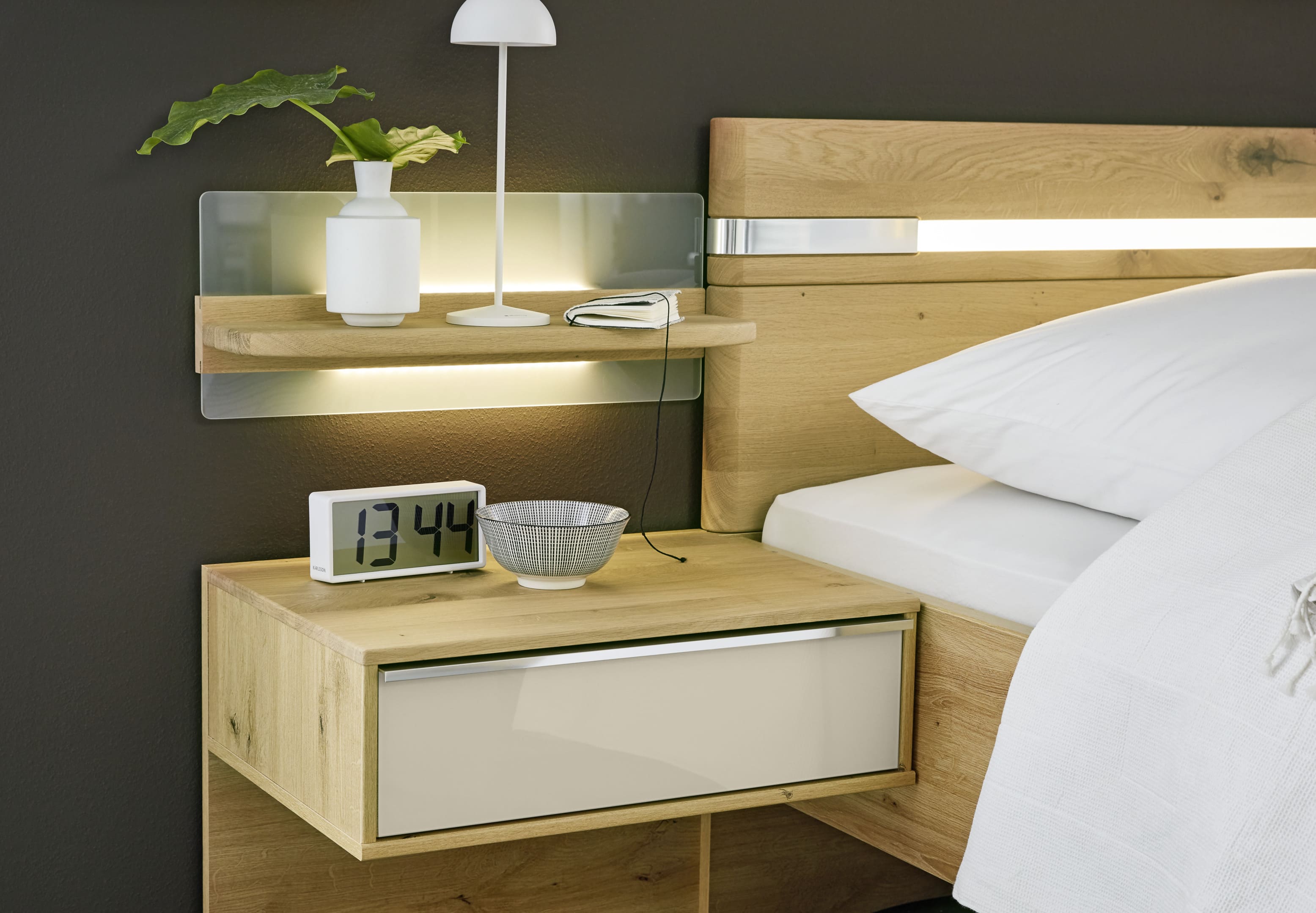 Musterring Savona hängende Nachtkonsole und Ablade mit LED-Beleuchtung