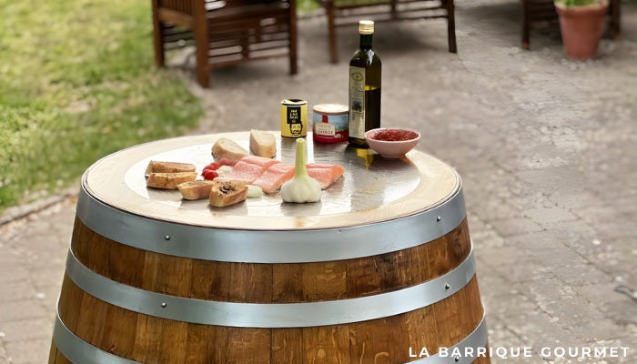 Grillfass mit Feuerplatte im Garten